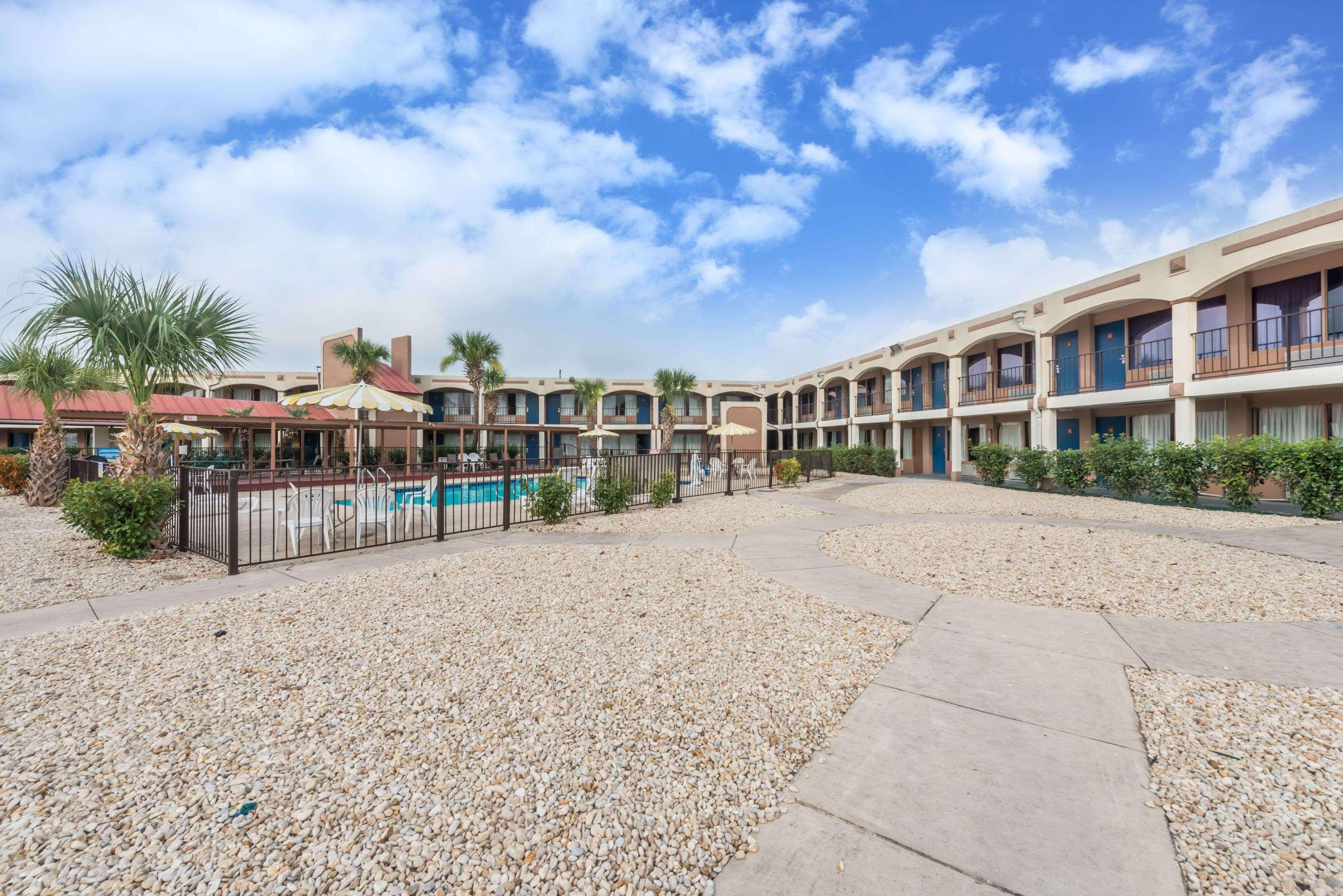 Days Inn By Wyndham San Antonio Splashtown/Att Center Exterior foto